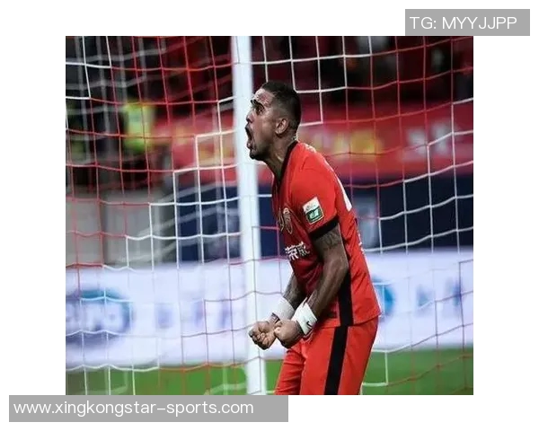 一位以单字名字闻名的足球球星他如何在赛场上创造传奇与突破